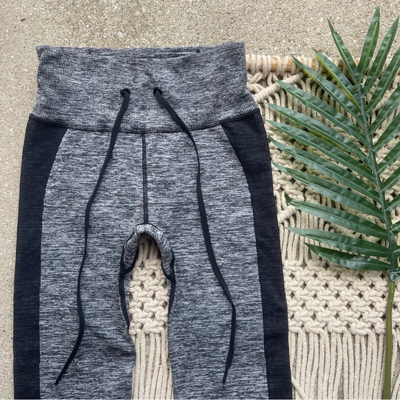 New PINK Active Heathered Grey Athletic Leggings Size XS - Picture 3 of 6